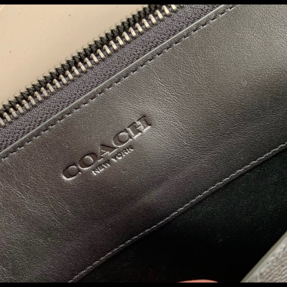 ⛔️SOLD⛔️Authentic Coach signature zip cs/Organizer - Picture 8 of 8
